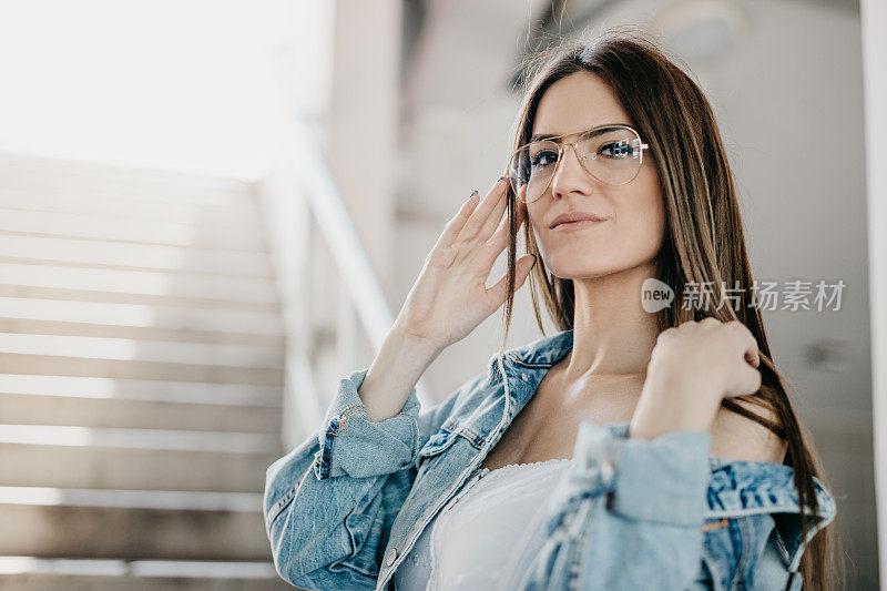 年轻女子正在调整她的眼镜