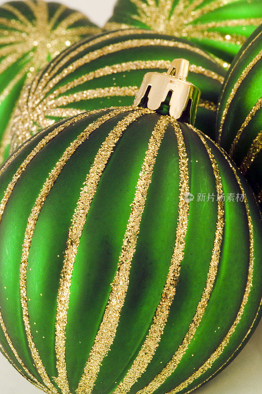 闪闪发光的绿色圣诞装饰物