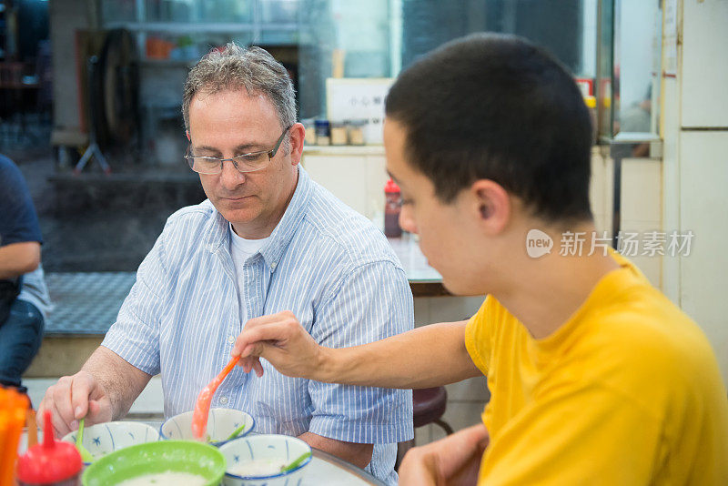 多民族朋友共享一碗粥，香港Café
