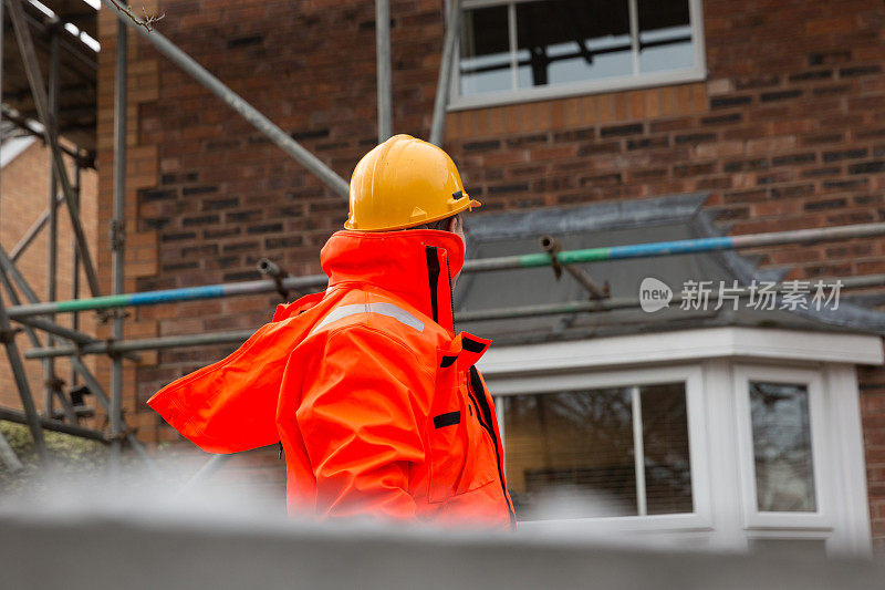 在英国房屋工地工作的男性建筑工人