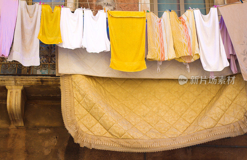 西西里岛卡塔尼亚:毛巾和床单挂在绳上