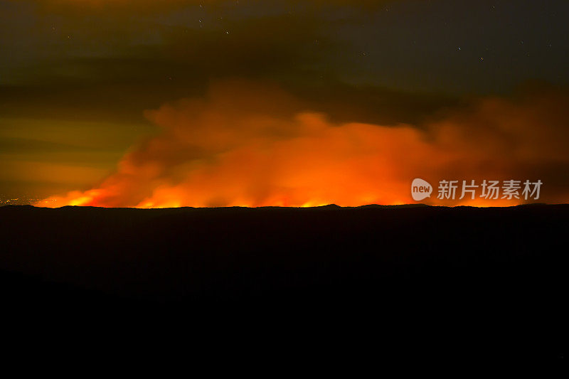 火在山中，黑暗的背景与复制空间