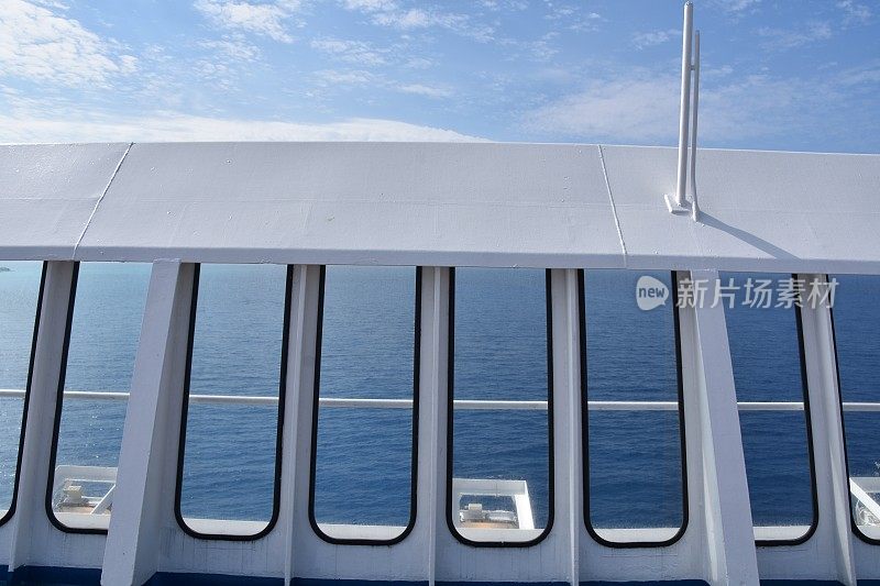 透过一艘船的窗户看大海