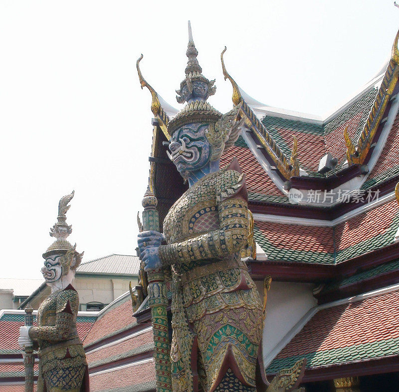 曼谷玉佛寺两座巨大的寺庙守护雕像