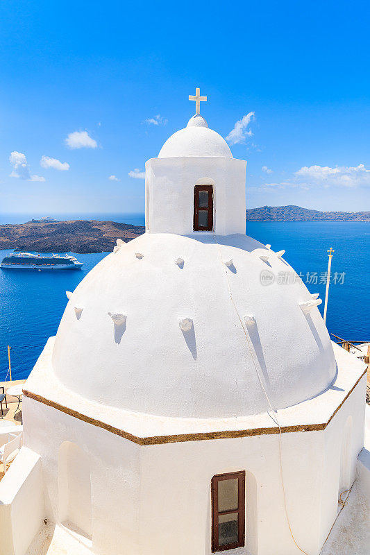 希腊圣托里尼岛，Firostefani村的白色教堂圆顶和火山口海景
