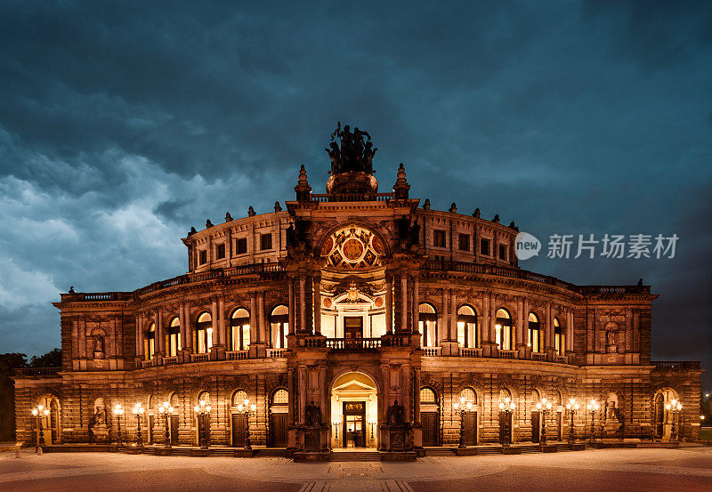 晚上的德累斯顿歌剧院