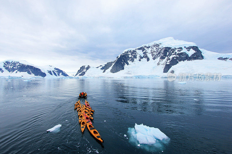 美丽的皮划艇在蓝色的海洋，南极半岛