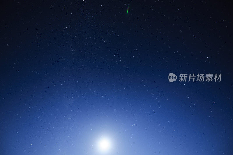 有明亮月亮和星星的夜空