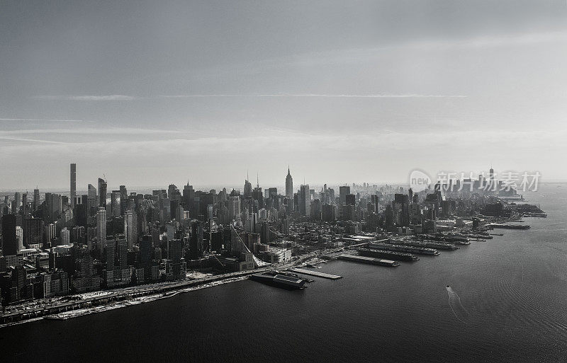 从直升机上鸟瞰日落时分的纽约市天际线