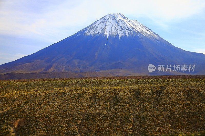 智利安第斯高原的日出和利坎卡武尔火山，田园般的阿塔卡马沙漠，白雪皑皑的火山草原普纳景观全景-安托法加斯塔地区，智利安第斯，智利，Bolívia和阿根廷边境