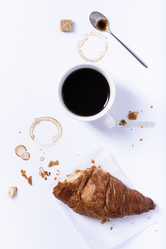 白底牛角面包咖啡杯，早餐，休息时间。
