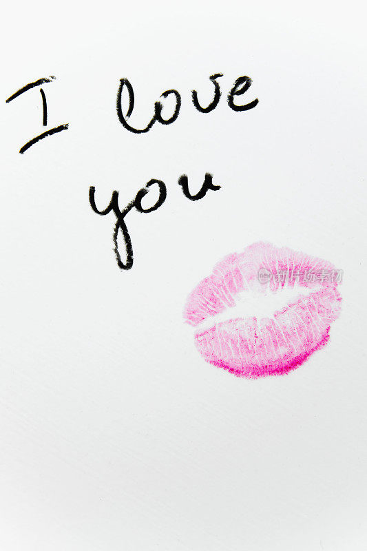 “我爱你”的文字与口红吻在白色的背景