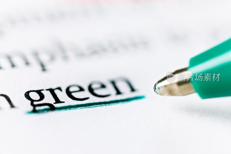 特写圆珠笔在文件上下划线“绿色”