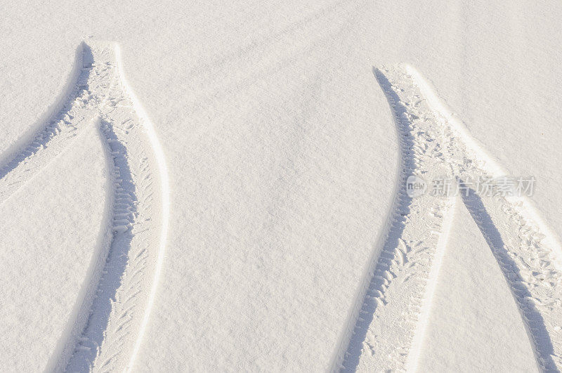 雪地上的轮胎印