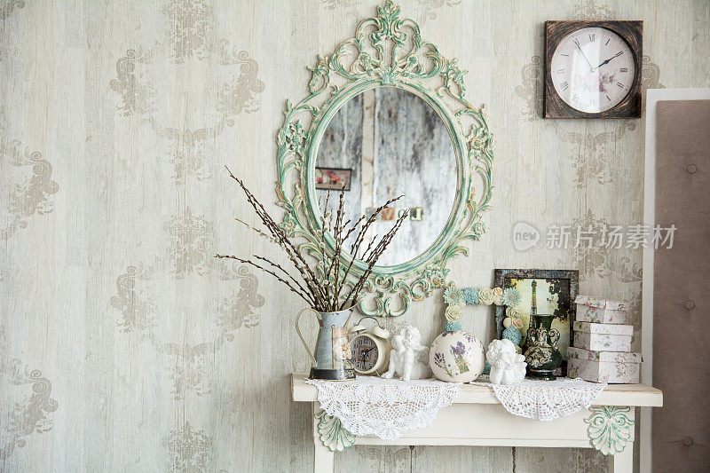 复古内饰，镜子，花瓶和柳树