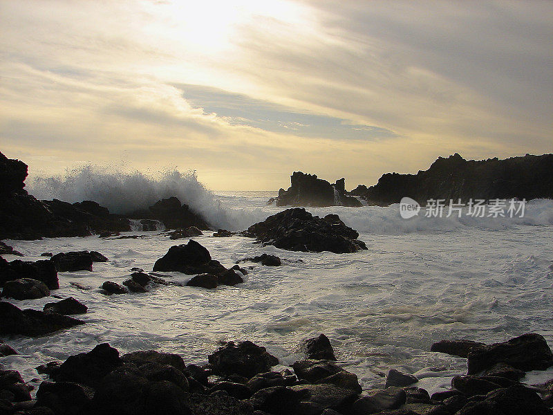 令人印象深刻的复活节岛和戏剧性的海岸线:蓝色的海浪拍打岩石形成的悬崖-拉帕努伊古老文明-田诗般的太平洋在戏剧性的日落，戏剧性的风景全景-智利