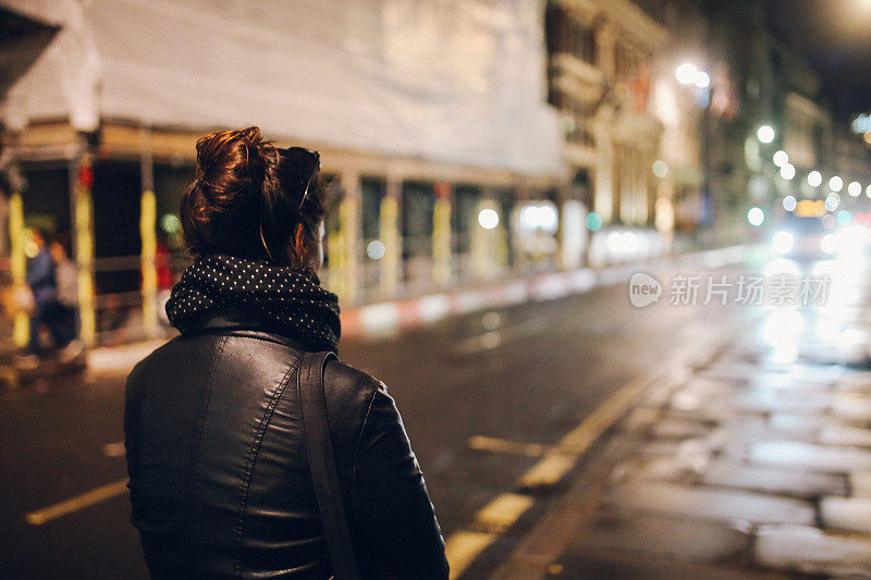 一个年轻女子独自走在伦敦的街道上