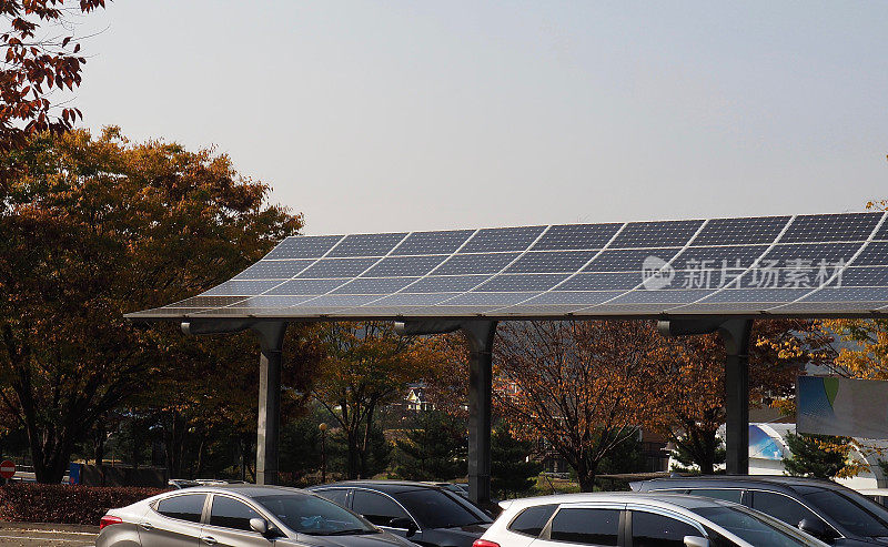 韩国有太阳能电池板的停车场和建筑屋顶