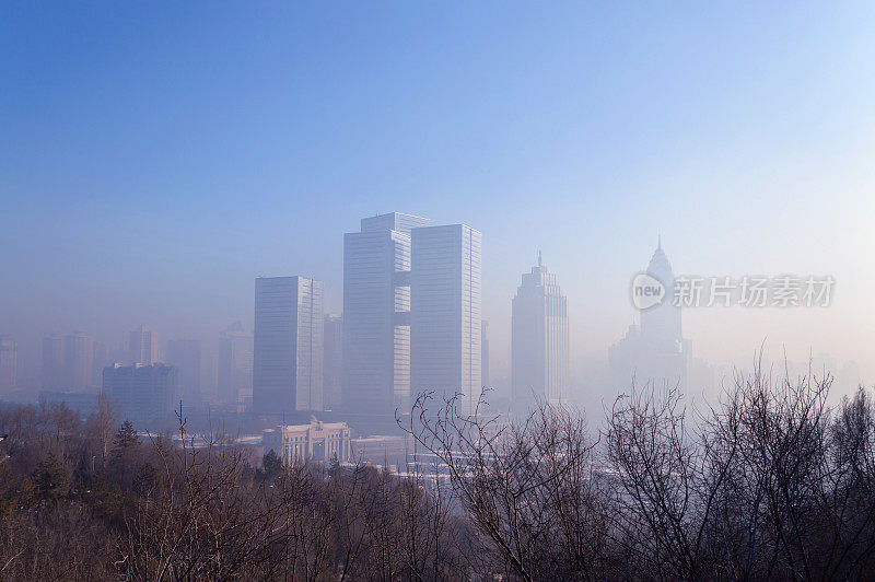 冬季乌鲁木齐的雾霾城市景观
