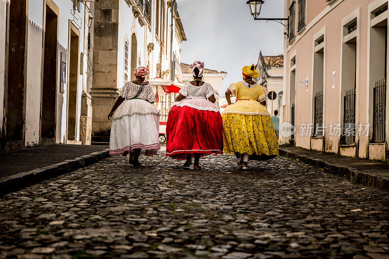 一群“Baianas”行走在巴西巴伊亚州萨尔瓦多著名的Pelourinho
