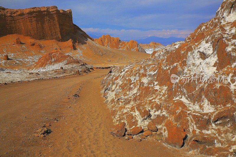 公路旅行:山土路旅程在日落的戏剧性景观，阿塔卡马沙漠月亮谷和死亡谷-月球表面的景观在金色的日落，异国情调的火山和田园般的阿塔卡马沙漠，火山景观全景-智利