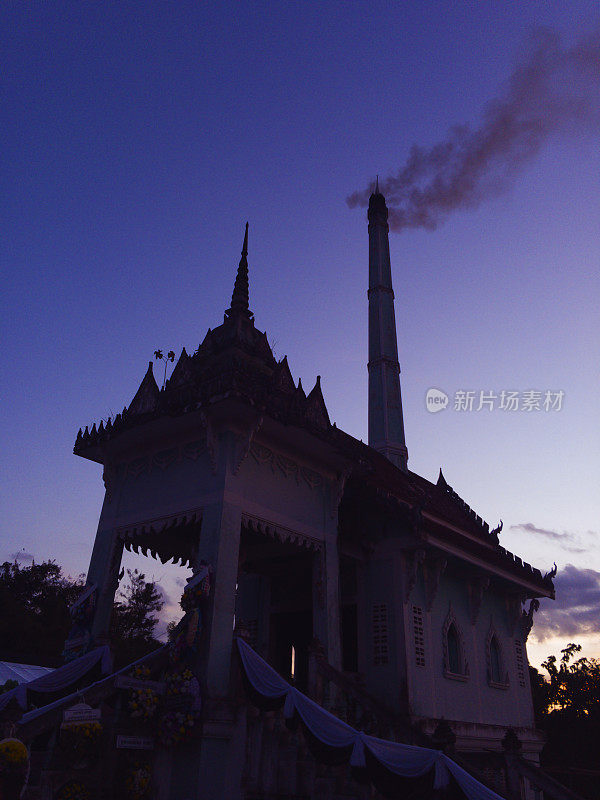 在泰国乡村的寺庙火葬场用柴火焚烧尸体，始于黄昏。