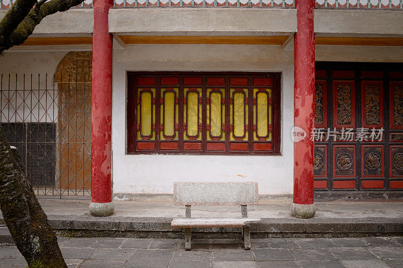 寺庙花园中的废混凝土长凳(中国云南昆明)