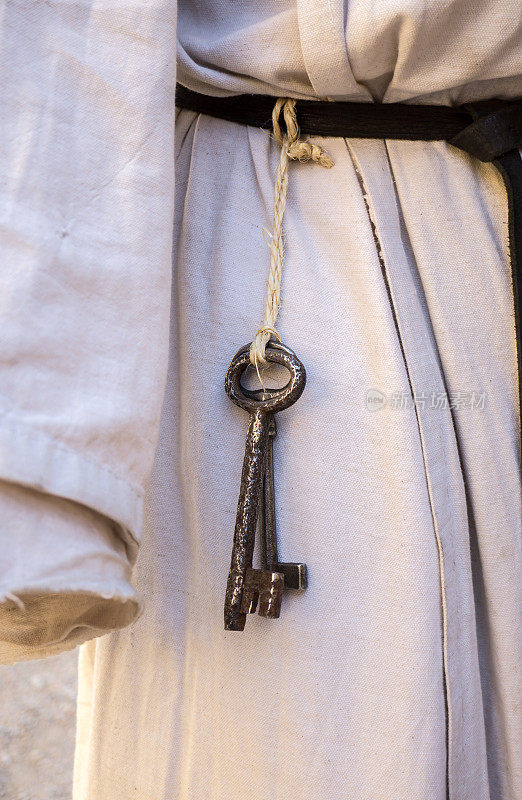 旧铁钥匙挂在皮带上，中世纪的重现