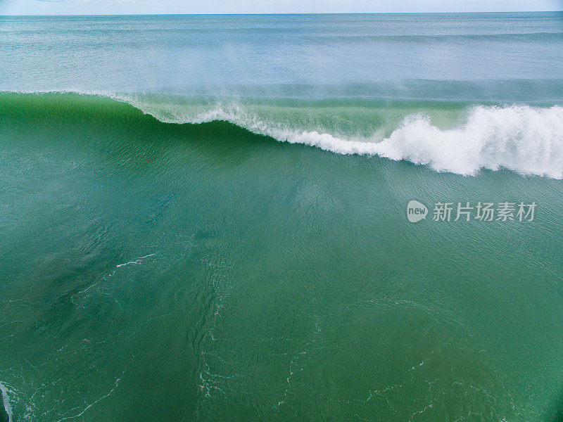 海浪粉碎海岸的鸟瞰图。