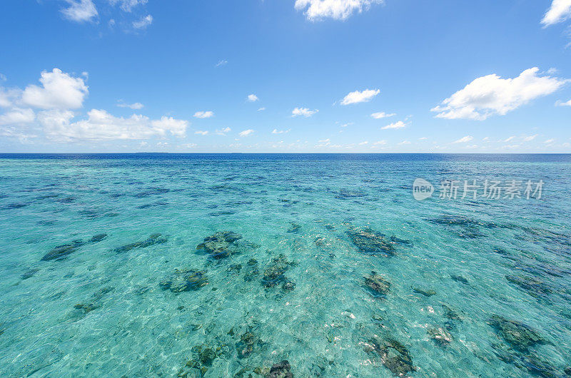 热带海洋和蓝天背景