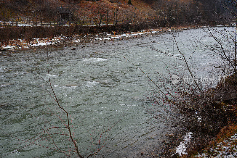 冬季喀尔巴阡山脉流动的河流