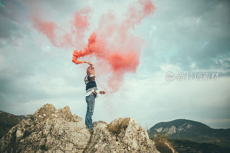 在山上举着火炬的女人