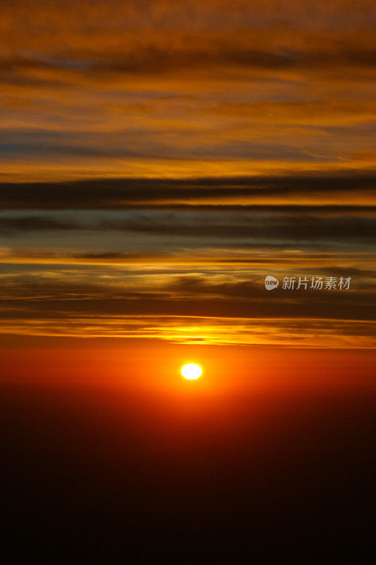 美丽的高空太阳从高原上空落下