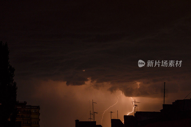 多雷击的暴风雨天空