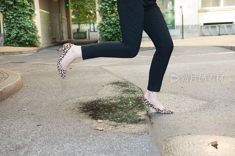 女人跳水坑