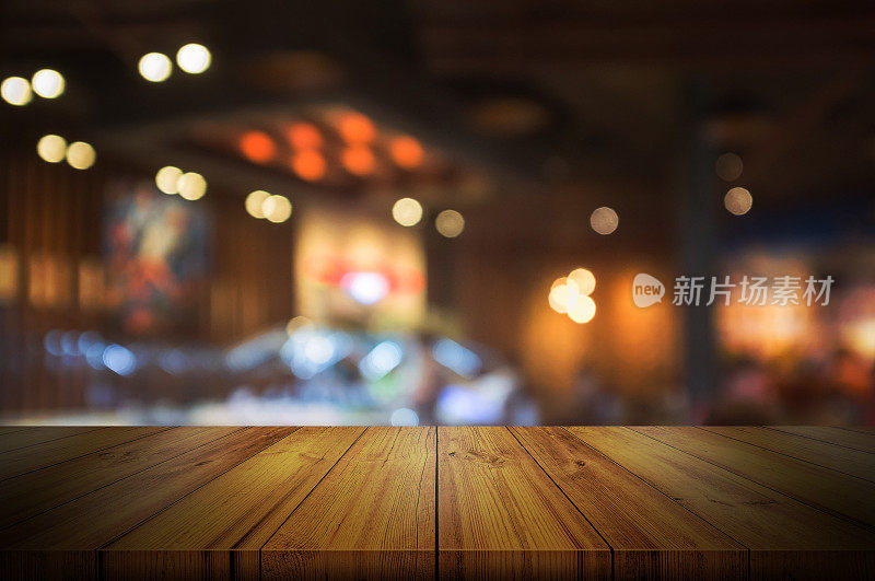 空的木制桌面与模糊的咖啡馆内部背景。可用于产品展示。