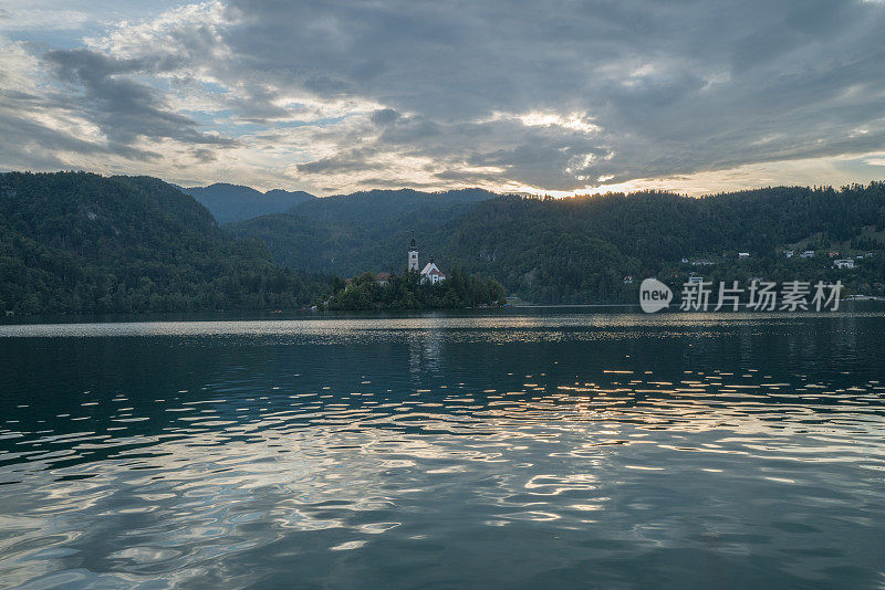 斯洛文尼亚，黄昏时湖水干涸