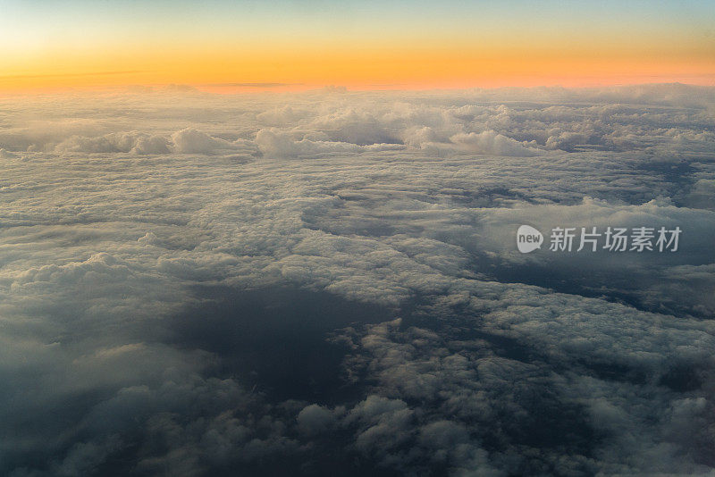 在云层上飞行。透过客机窗户的景色