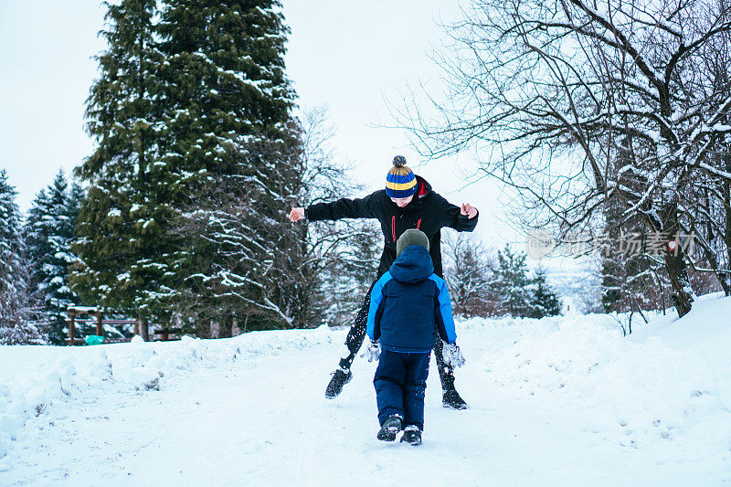 父亲和儿子在雪地上享受时光