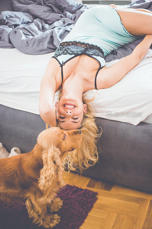 女孩和她的狗在床上