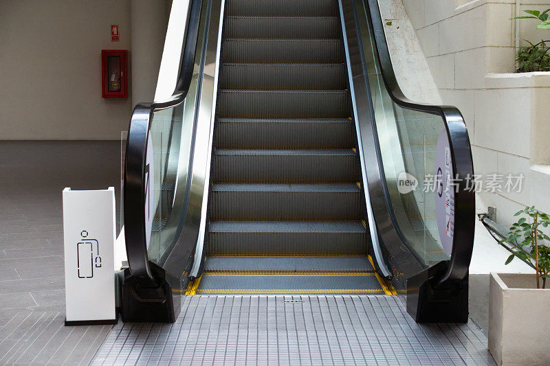 商场、百货公司的现代自动扶梯