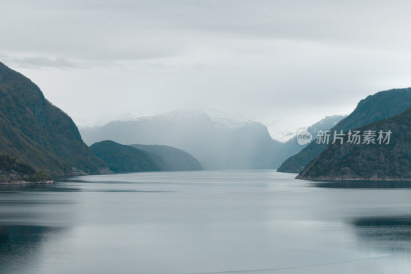 挪威的山脉和峡湾。