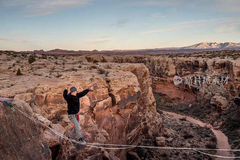 在犹他州摩押的高空或Slackline上的运动青年