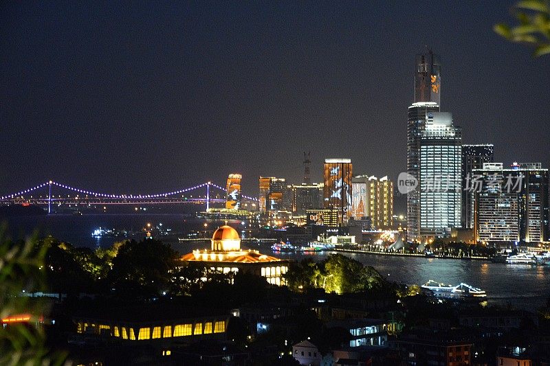 鼓浪屿和厦门夜间的天际线，中国福建省