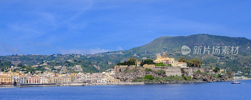 伊奥利亚群岛(意大利西西里岛)里帕里岛上的利帕里镇