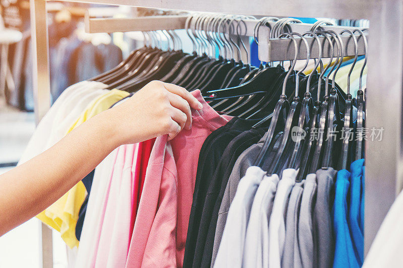 女人在服装店购物享受购物概念