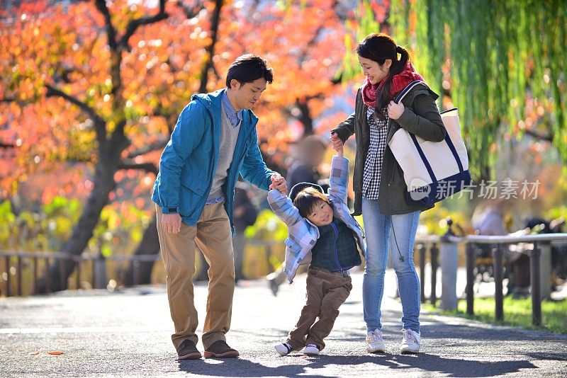 一对日本夫妇和他们的儿子在东京上野公园散步