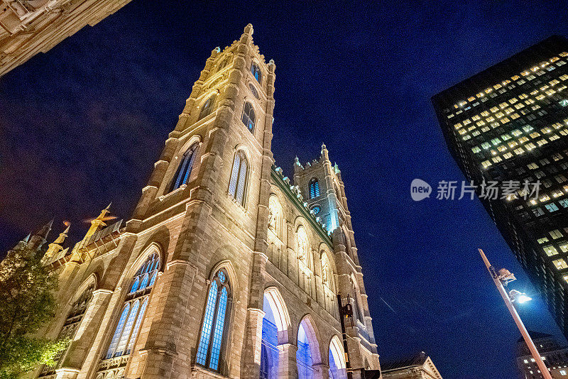 加拿大魁北克省蒙特利尔圣母院的夜景