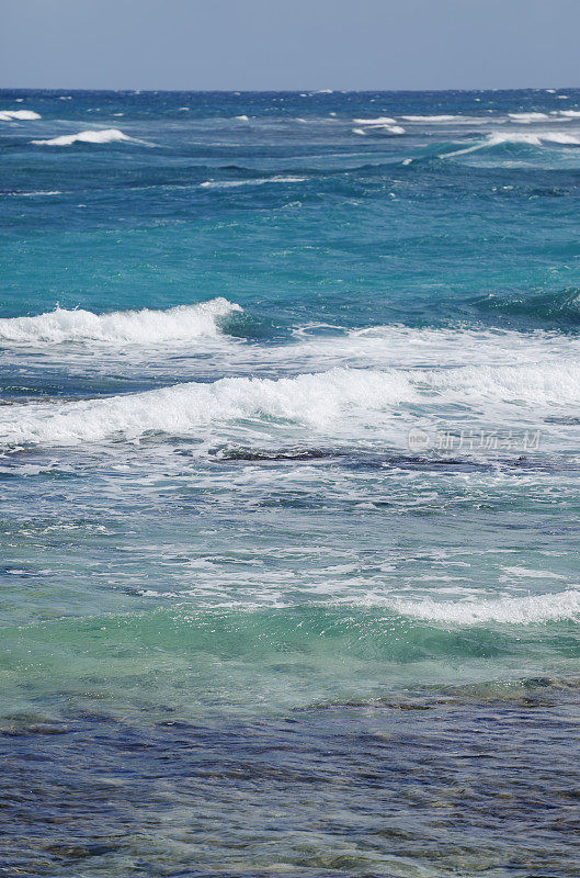 加勒比海滩上的海浪