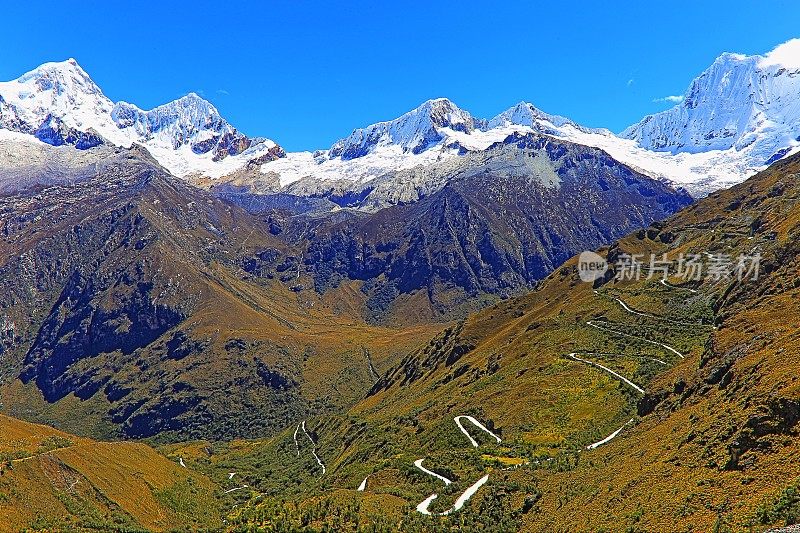 秘鲁安第斯山脉，位于布兰卡山脉的波塔丘埃洛蜿蜒山口